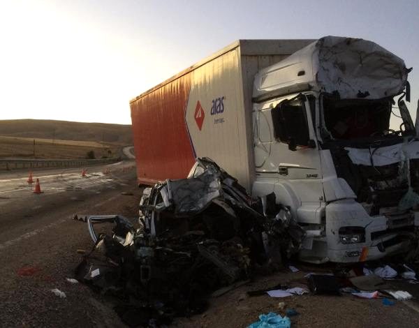 Hafif ticari araç ile kargo kamyonu çarpıştı: 3 ölü 1 yaralı